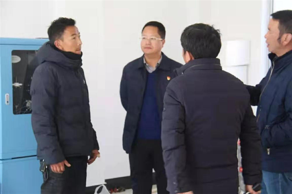 吉隆縣縣委副書記、縣長(zhǎng)胡紅等領(lǐng)導(dǎo)班子進(jìn)行檢查和指導(dǎo)工作